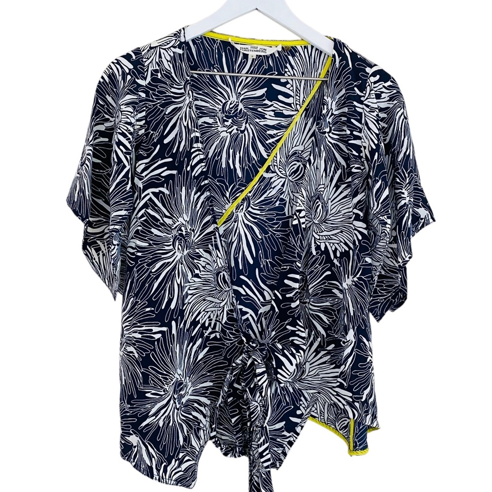 Diane Von Furstenberg 100% Silk Navy, Yellow & White Front Tie Blouse Size 0
